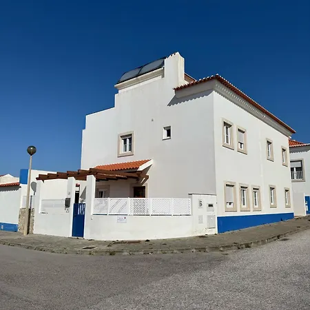 Donothing House - - Baleal Guest house *