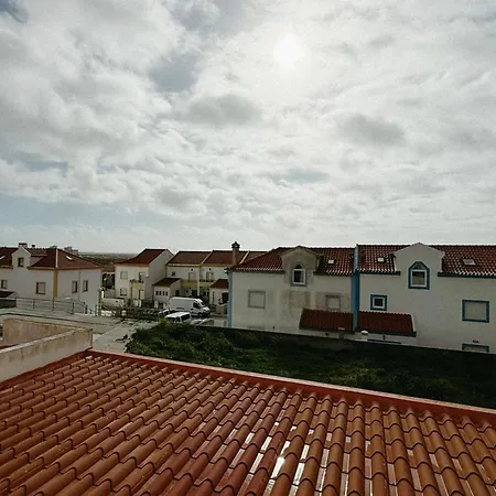 Donothing House - - Baleal Guest house *