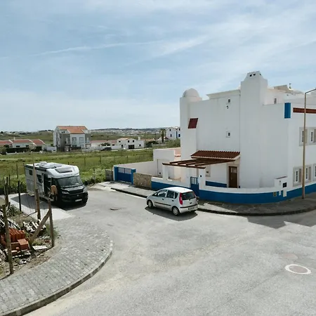 Donothing House - - Baleal Guest house *